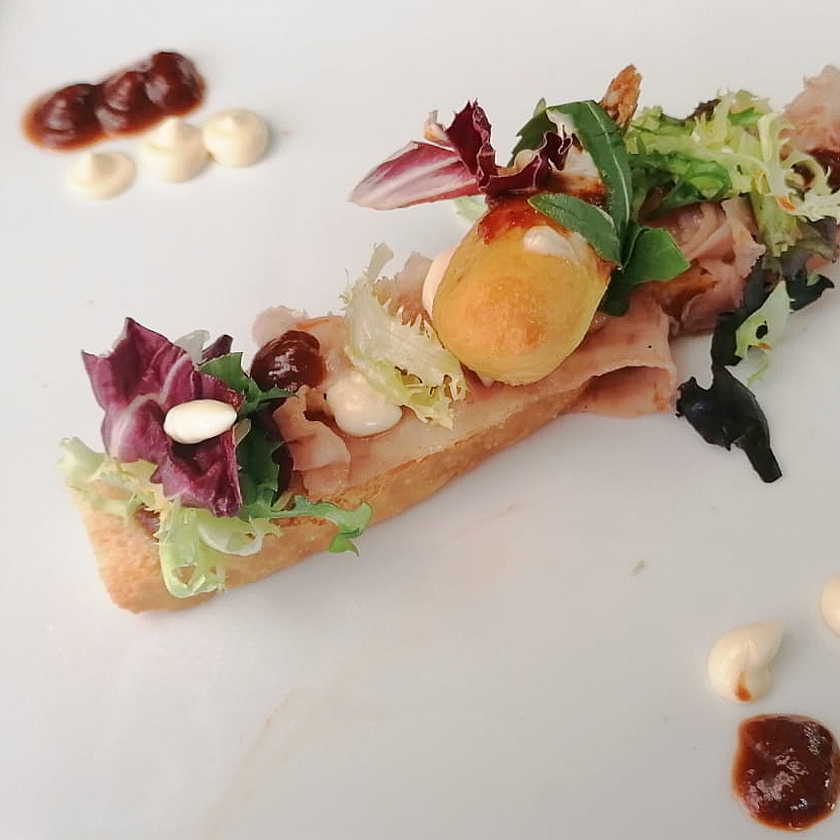 FOCACCINA DE BACON, GAMBON Y KETCHUP AHUMADO.