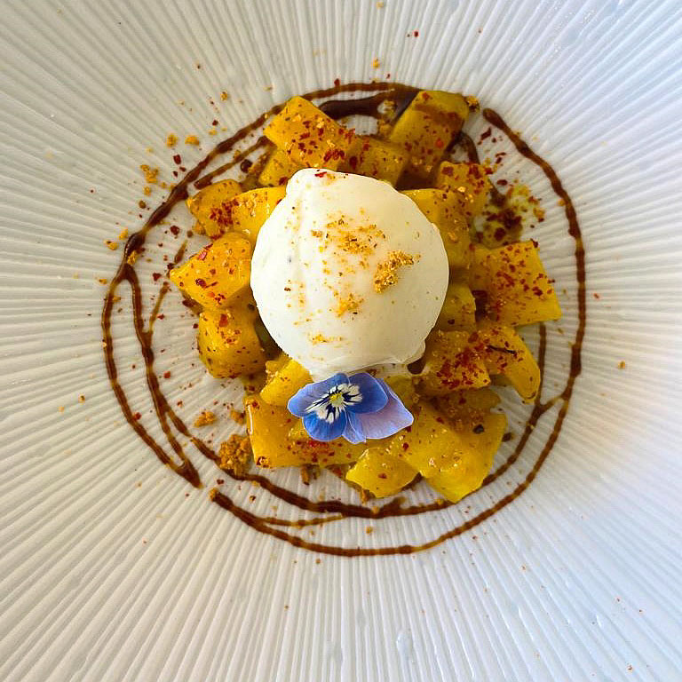 PIÑA ESPECIADA CON HELADO DE VAINILLA Y REGALIZ